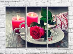 Compoziție romantică din lumânări, trandafir și inimioare