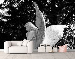 Скульптура Крылья ангела на фоне кроны дерева