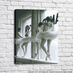 Balerini în fuste de balet albe pe pervaz lângă fereastră