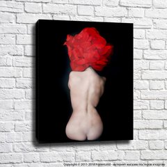 Fată nudă în șezut cu o floare roșie pe cap