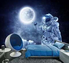 Astronaut și planetă strălucitoare pe un fundal întunecat cu stele și nori