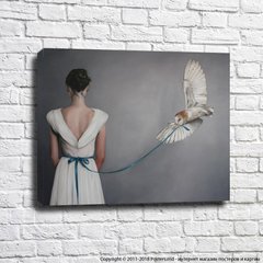 Девушка в белом платье с голубой лентой и совой