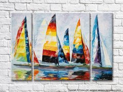 Barci cu pânze multicolore și reflectarea lor în apă