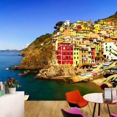Peisaj însorit al coastei italiene cu case colorate