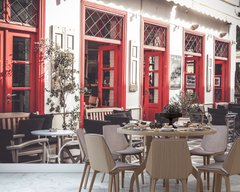 Cafenea stradală cu ferestre roșii