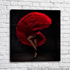 Carmen într-o rochie roșie pe fond negru