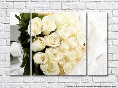Buchet cochet de trandafiri albi pe mătase albă