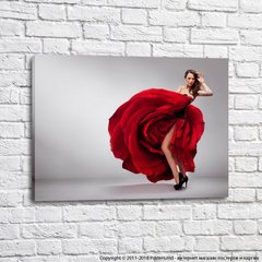 Fată într-o rochie roșie cu vedere la trandafiri care dansează