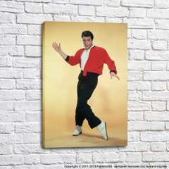 Elvis Presley într-o jachetă roșie pe fond bej
