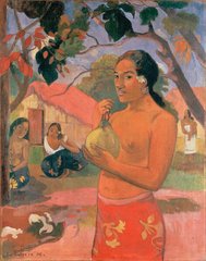 Femeie ținând un fruct