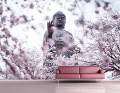 Скульптура Будды в цветущем саду