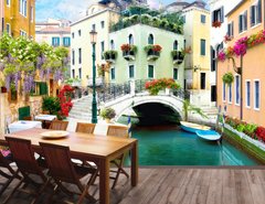 Pod cu balustrade ajurate forjate peste un canal de apă din Veneția