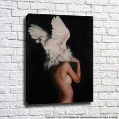Fată nudă cu aripi de înger la spate