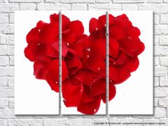 Inimă din petale de trandafir roșu