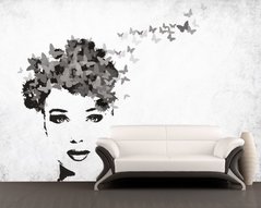 Девушка с бабочками на голове