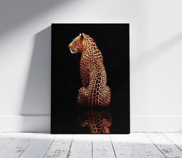 Portretul unui leopard auriu pe un fundal &icirc;ntunecat