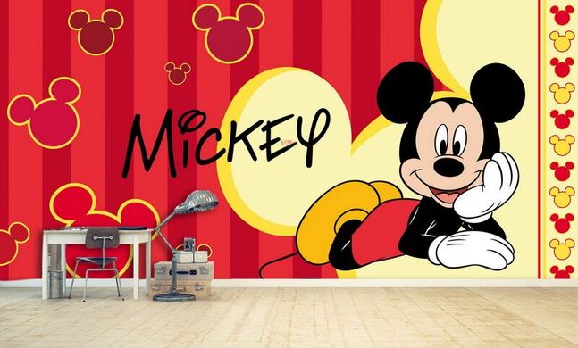 Mickey Mouse pe un fundal roșu și galben, grafică