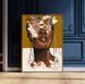Un portret desenat al unei femei africane pe un fundal bej și auriu