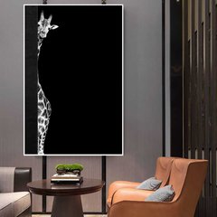 Жираф монохром, прячется, на черном фоне