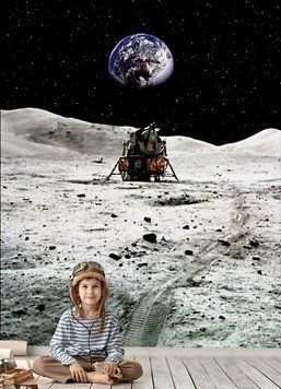 Космический объект на на Луне и на фоне Земли