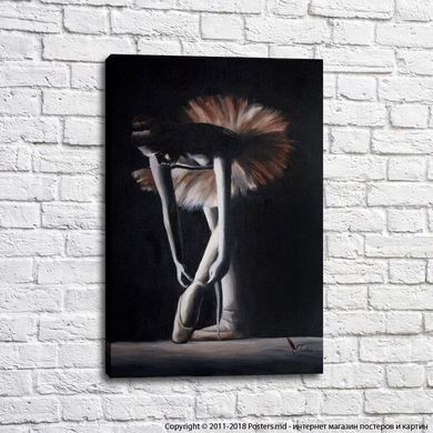 Micuța balerină își leagă pantofii vârfuri, fundal negru, balet