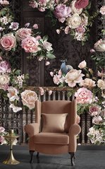 Павлин на перилах балкона среди крупных цветков роз