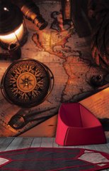 Фонарь и латунный компас на фоне старинной карты