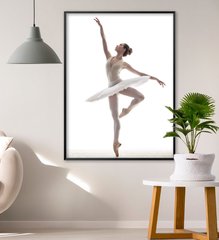 Молодая балерина в белой пачке