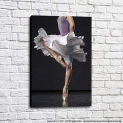 Балерина в бежевых пуантах на черном фоне, балет
