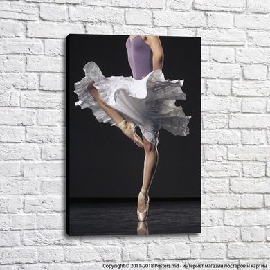 Balerina în pantofi de vârf bej pe fond negru, balet