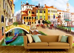 Разноцветные фасады домов Венеции и водный канал с гондолой