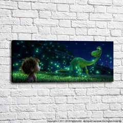 Маленький малыш и зеленый динозавр на фоне светлячков