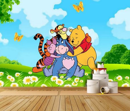 Winnie the Pooh și prietenii lui pe un fundal de flori și cer albastru