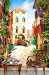 Улочка Венеции и мосты над водными каналами в перспективе