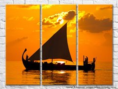 Siluetă de barcă pe un fundal galben de apus de soare