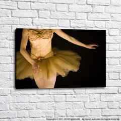 Балерина в бежевой пачке на черном фоне