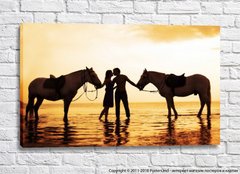 Целующаяся пара на пляже с лошадьми