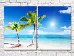 Две пальмы на пляже на фоне моря