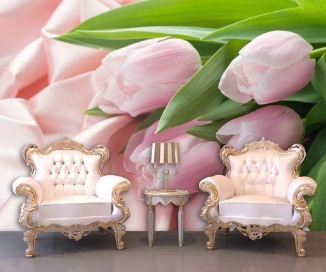 Розовые тюльпаны на фоне шелка