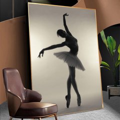 Балерина на сером фоне в студии