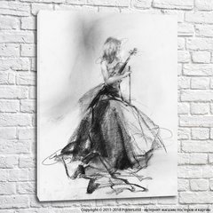 Девушка в платье со скрипкой на груди