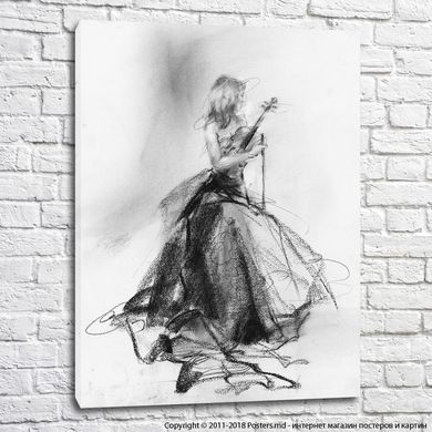 Fată într-o rochie cu o vioară pe piept