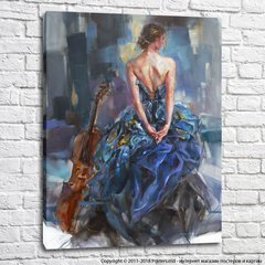 Девушка в платье цвета фианита и виолончель