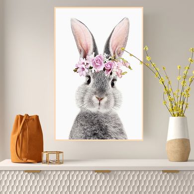 Кролик с букетом цветов на голове, на белом фоне