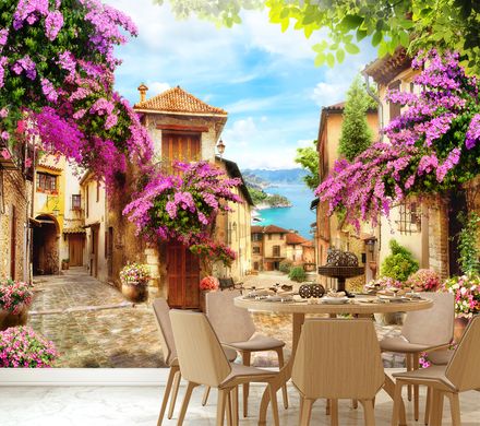 Străzi ale orașului vechi cu plante cu flori pe fundalul golfului mării