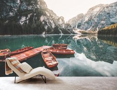 Итальянское озеро с лодками среди гор
