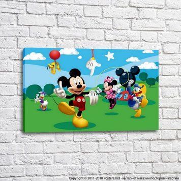 Mickey și prietenii lui pe fundalul unei pajiști verzi și al copacilor