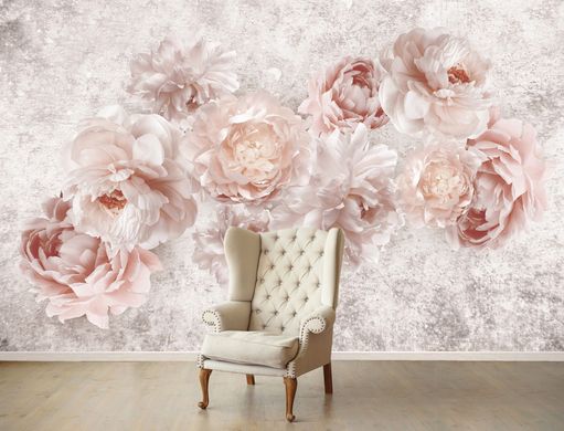 Розовые цветки пионов на фоне каменной стены