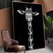 Girafă pe fundal negru, alb-negru