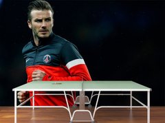 Fotbalistul David Beckham pe fond negru, sport
